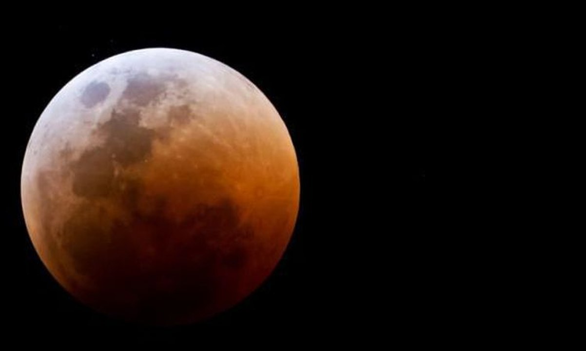 Fenomena Gerhana Bulan Total di Sejumlah Daerah