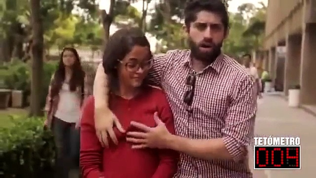 দেখুন_কিভাবে_দুধ_টিপে_মজা_নিলো_ছেলেটি