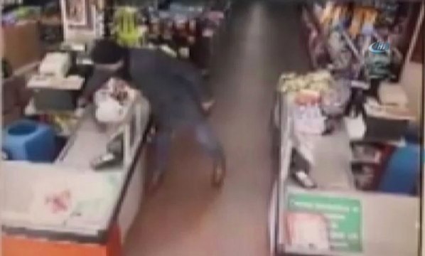 Müşteri Kılığında Cep Telefonu Çalan Hırsız Kamerada