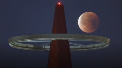 La luna se tiñe de color rojizo en un eclipse total seguido en medio mundo