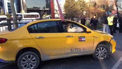 Sollama Yaparken Bir Araca Çarpan Ticari Taksi Takla Attı