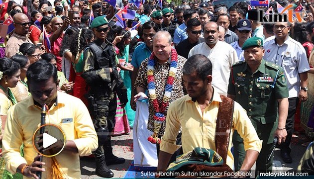 Burnt hand doesn't stop Johor ruler from attending Thaipusam celebrations