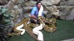 Il s'amuse avec ses 3 énormes serpents... Dingue