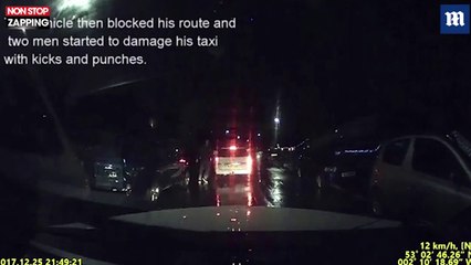 Fous de rage, deux hommes s'en prennent à un taxi (vidéo)