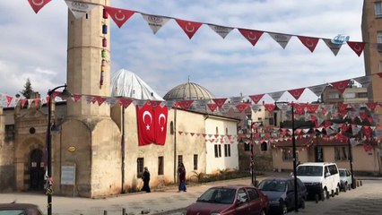 Roketin düştüğü tarihi camide incelemeler sürüyor