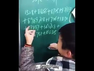 Parmak hareketleri ile problem çözen çocuk