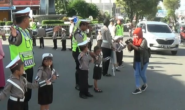 Wih... Puluhan Siswa TK Kotamobagu Mengatur Lalu Lintas