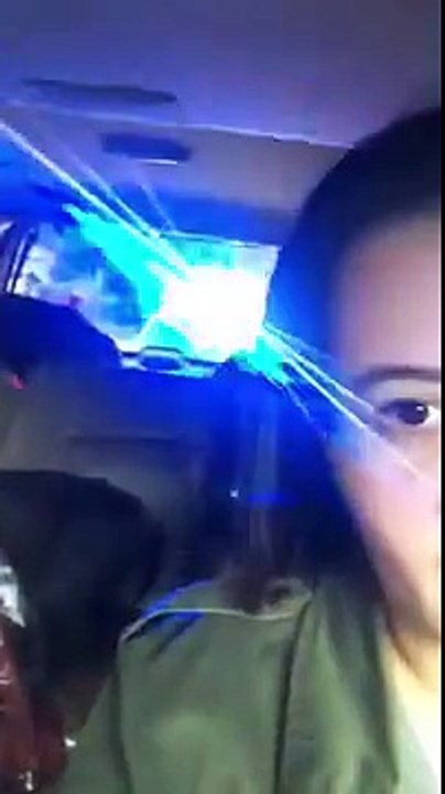 Un policier arrête cette jeune femme pour une raison étonnante