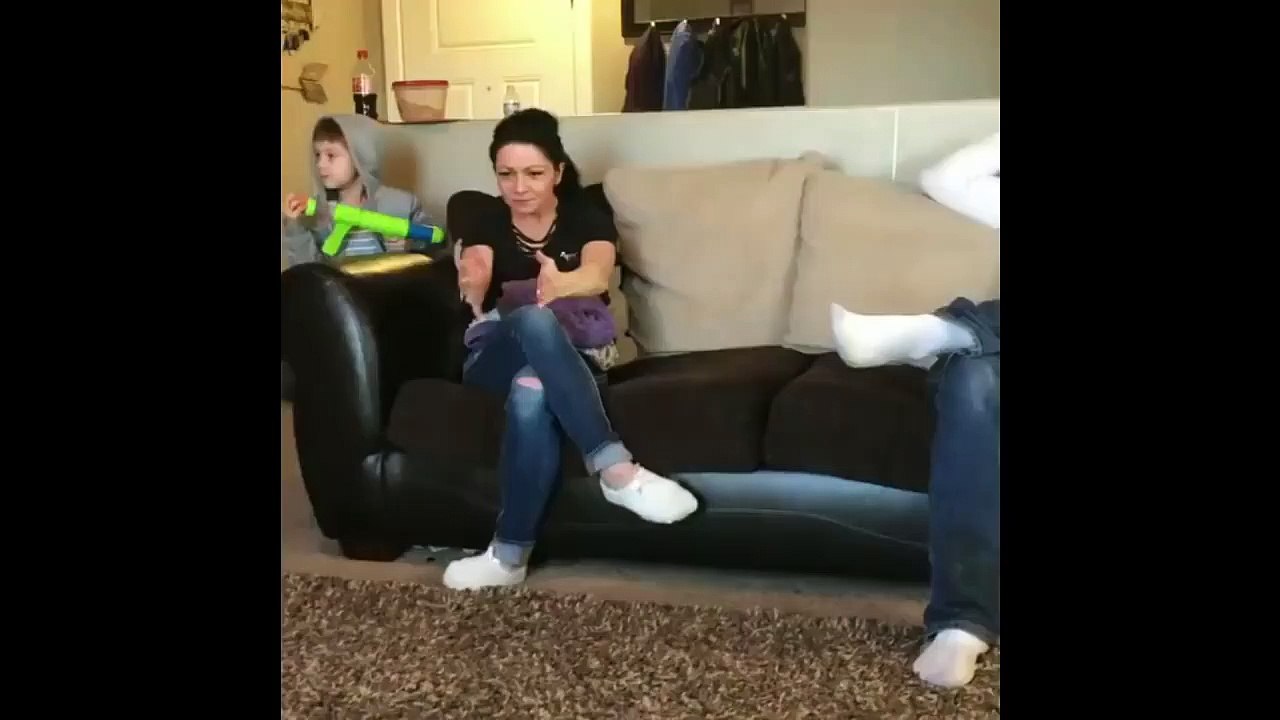 Une petite fille met KO son frère sur un coup d...