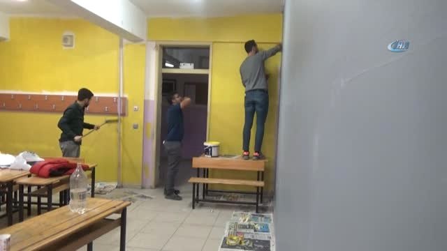 Silopi İlçesinde Bulunan Öğretmenler Tatillerini Sınıfları Boyayarak Geçiriyor