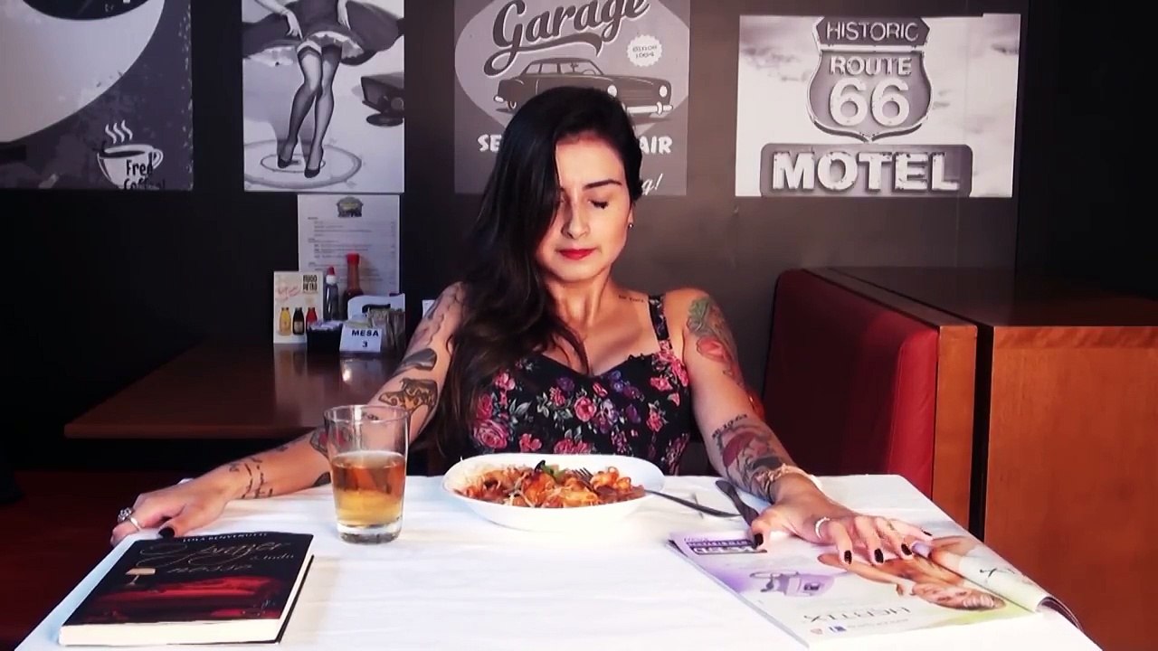 Manger des pâtes avec un jouet pour adulte ...