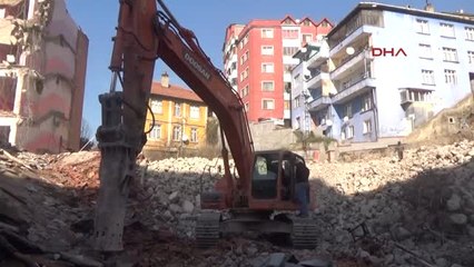 Zonguldak'ta Yıkım Esnasında Oluşan Toz Esnafın Tepkisini Çekti