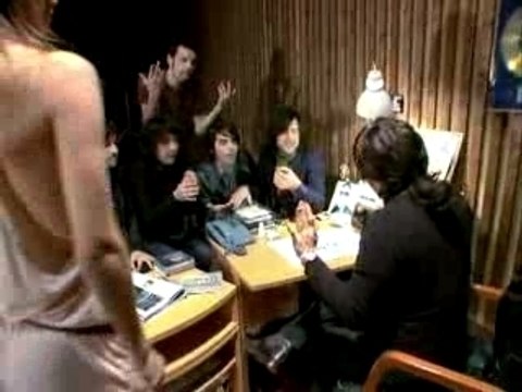 Hushpuppies - Bad taste & gold on the door (clip)