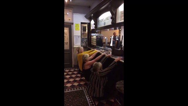 3 mamies se prennent pour des danseuses de boite de nuit... FAIL