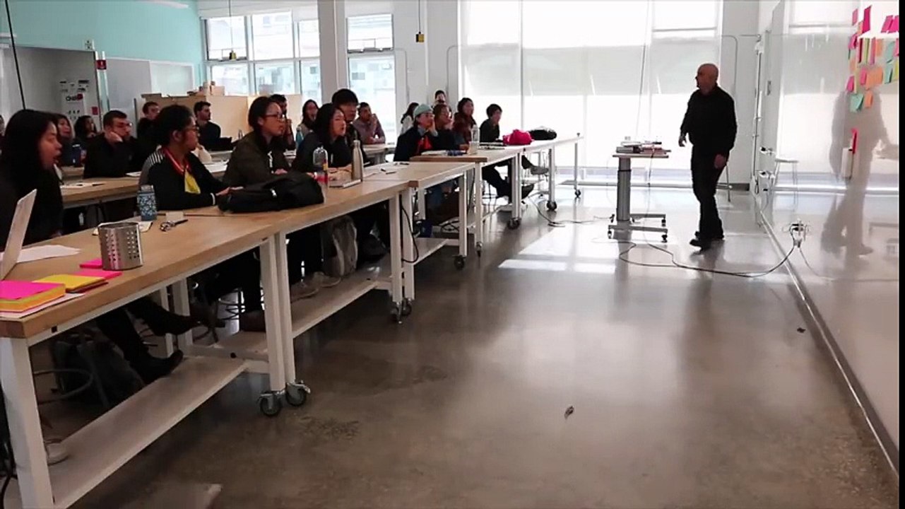 Aux Etats-Unis, un professeur de l'université de Berkeley détruit son ordinateur devant ses étudiants pour les libérer de leurs idées conçues