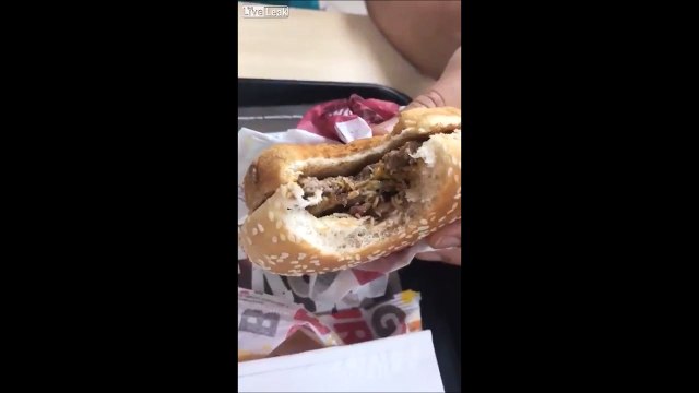 Son burger de chez Burger King est pleine d'asticots qui grouilles