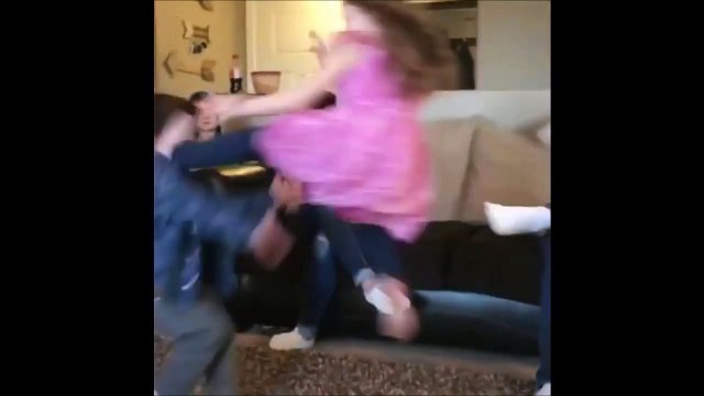 Cette fillette est prete pour faire du MMA... Elle met KO son petit frere bien comme il faut