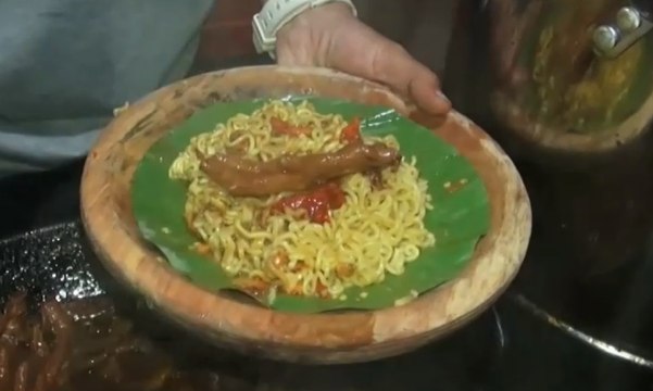 Kuliner Mi Pedas dengan Wadah Cobek
