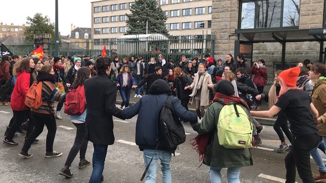 Les étudiants dansent devant le rectorat