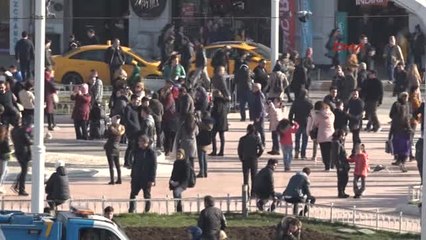Sıcak Havayı Görenler Taksim'e Akın Etti