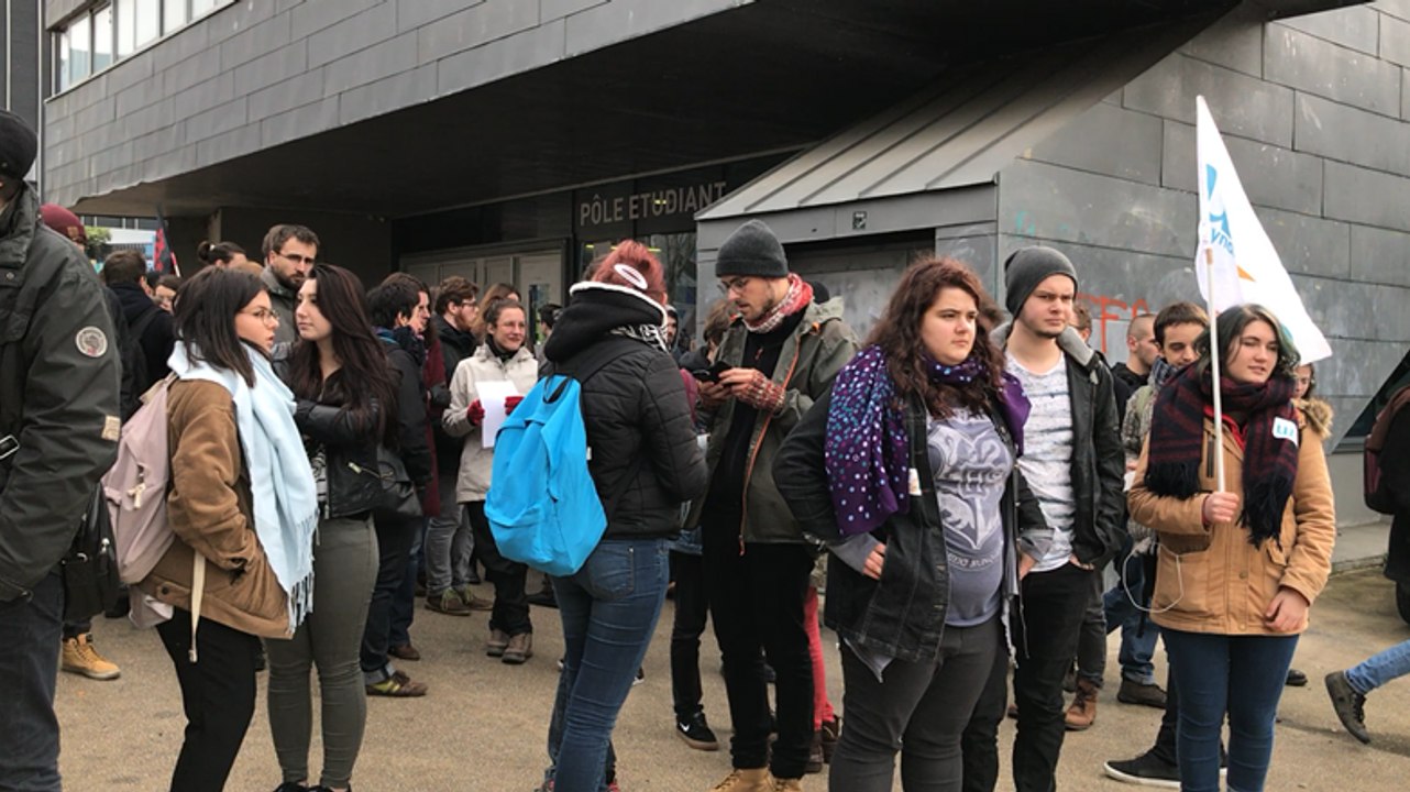 Manifestation contre le Plan Étudiants
