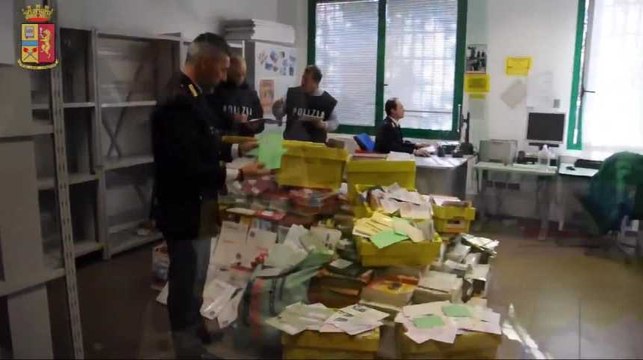 573 kg de lettres trouvées dans le garage d'un facteur italien