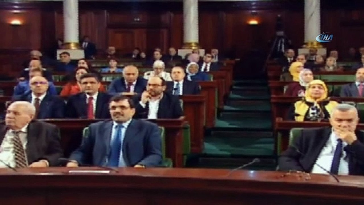 - Fransa Cumhurbaşkanı: 'Siz Tunus halkı olarak demokrasi ile İslamın bir arada bulunabileceğine inanmayanları yalancı çıkardınız'