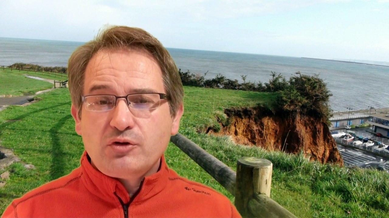 Avanza la amenazante brecha en el acantilado del sendero del Prau Gervasia, Candás, Asturias