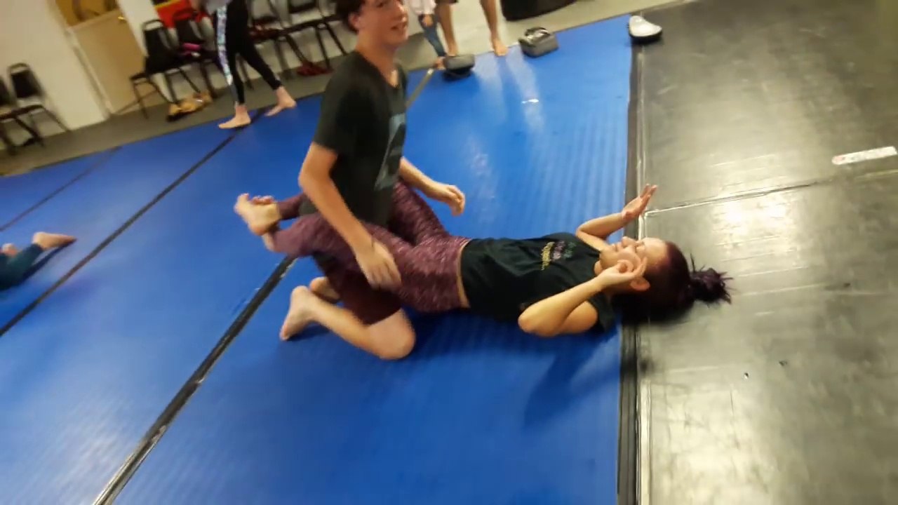 Coach's daughter chokəs out boy in 5 seconds with guillotine