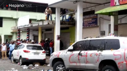 Con basura y huevos atacaron vehículo en el que viajaba Rafael Correa