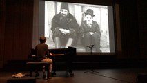 Folle journée : Chaplin au piano