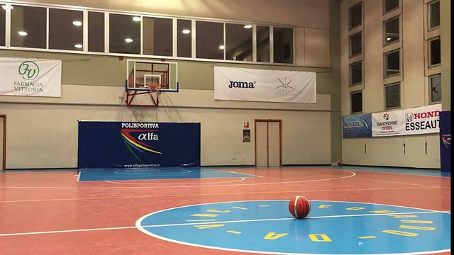 Il marque un panier de basket en ramassant le ballon au milieu de terrain !