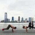 Ce couple sait faire du sport ensemble !!! Grosse démo de musculation..