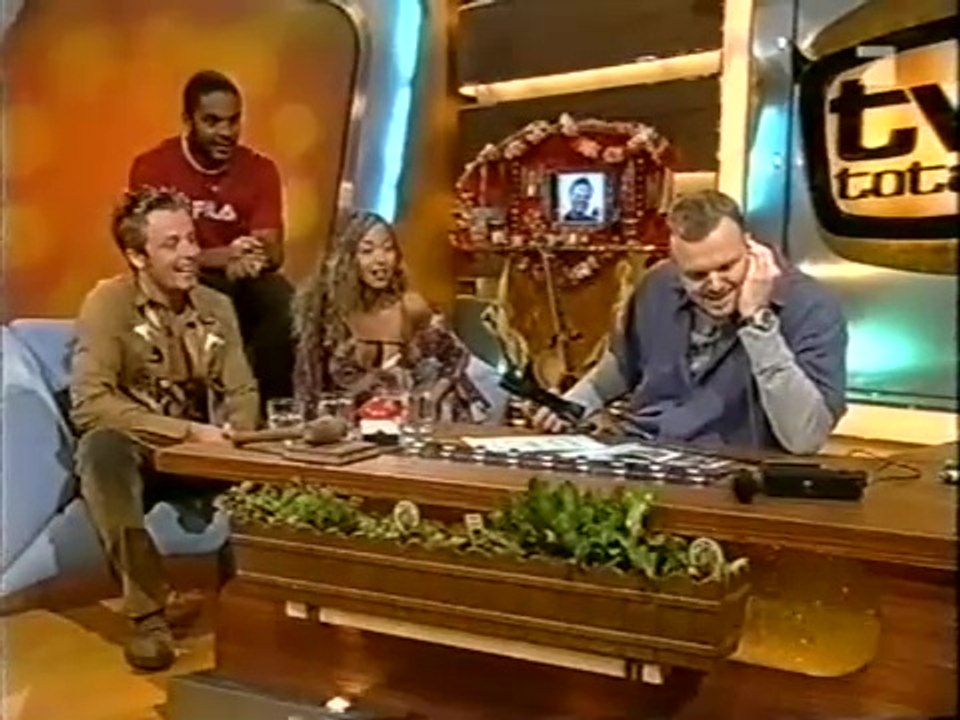 Bro'Sis zu Gast bei TV total - Wie bestellt man eine Bro'Sis-Tasse beim Bro'Sis-Fanservice? (17.12.2002)