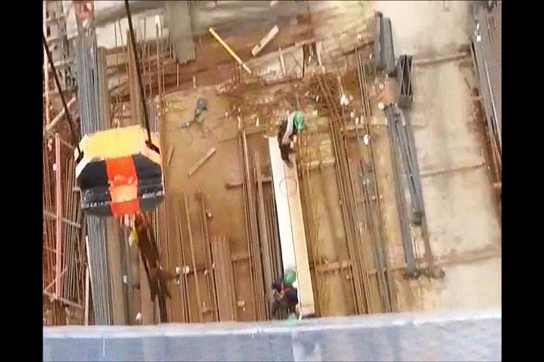 ネコが建設現場の防護ネットから落下！、、、猫が無事で良かった！w