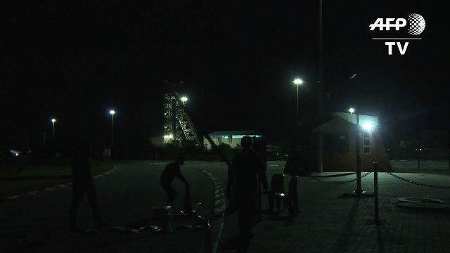 Rescatan un primer grupo de mineros atrapados en Sudáfrica