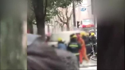 Çin'de Araç Yayaların Arasına Daldı