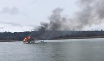 Teknesi alev alev yandı... Çevredekiler balıkçıyı böyle kurtardı