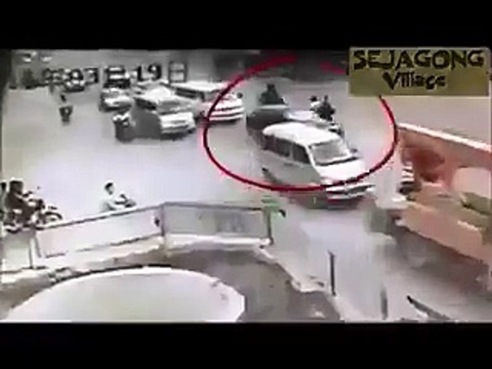 Ce gars en scooter perd le controle de son engin et enchaine les gamelles pour finir dans un trou enorme