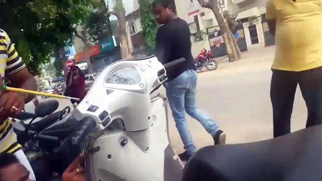 Kinh hoàng cảnh tượng rắn chui vào xe tay ga cố thủ không chịu ra ngoài gây sốc