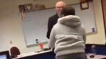 Un élève pète un cable et casse tout dans une salle de classe