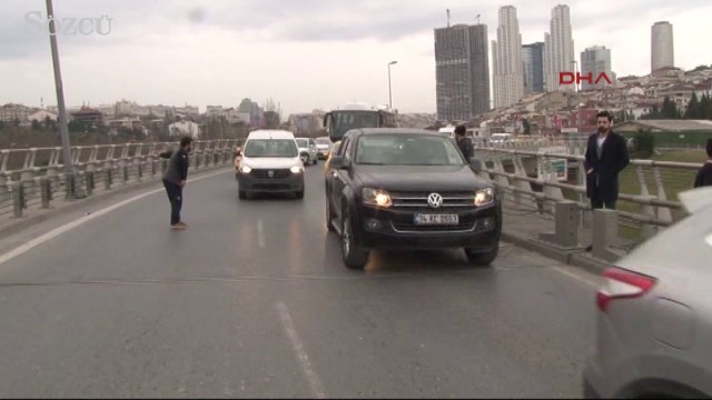 Yerde yatan kardeşine sarılarak yardım bekledi