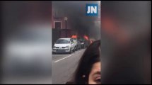 Chamas atingem dois carros no Porto