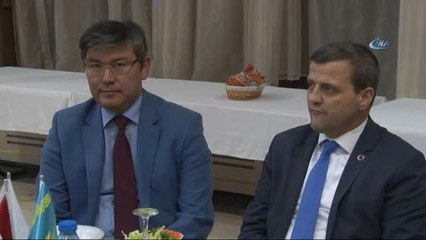 Kazak Öğrenciler 'Yesevi Sofrasında' Bir Araya Geldi