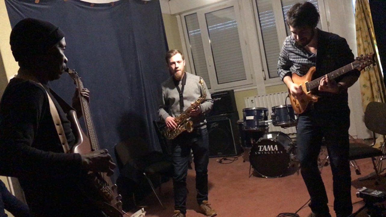 Répétitions en studio avec le groupe Bala