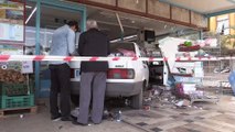 Antalya'da otomobiller markete girdi: 2 yaralı