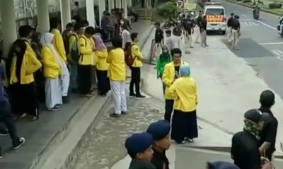 Insiden Mahasiswa Beri “Kartu Kuning” untuk Jokowi