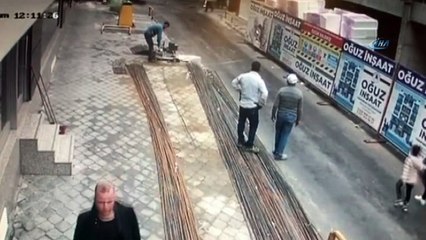 Anne, kızını ölümden saniyelerle kurtardı