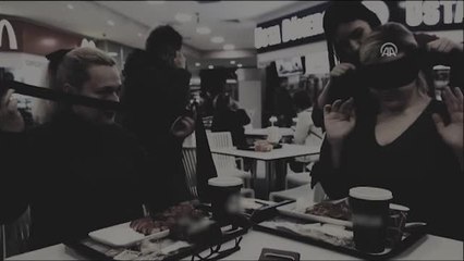 Gözleri Kapalı Yemek Yiyip Bastonla Dolaştılar