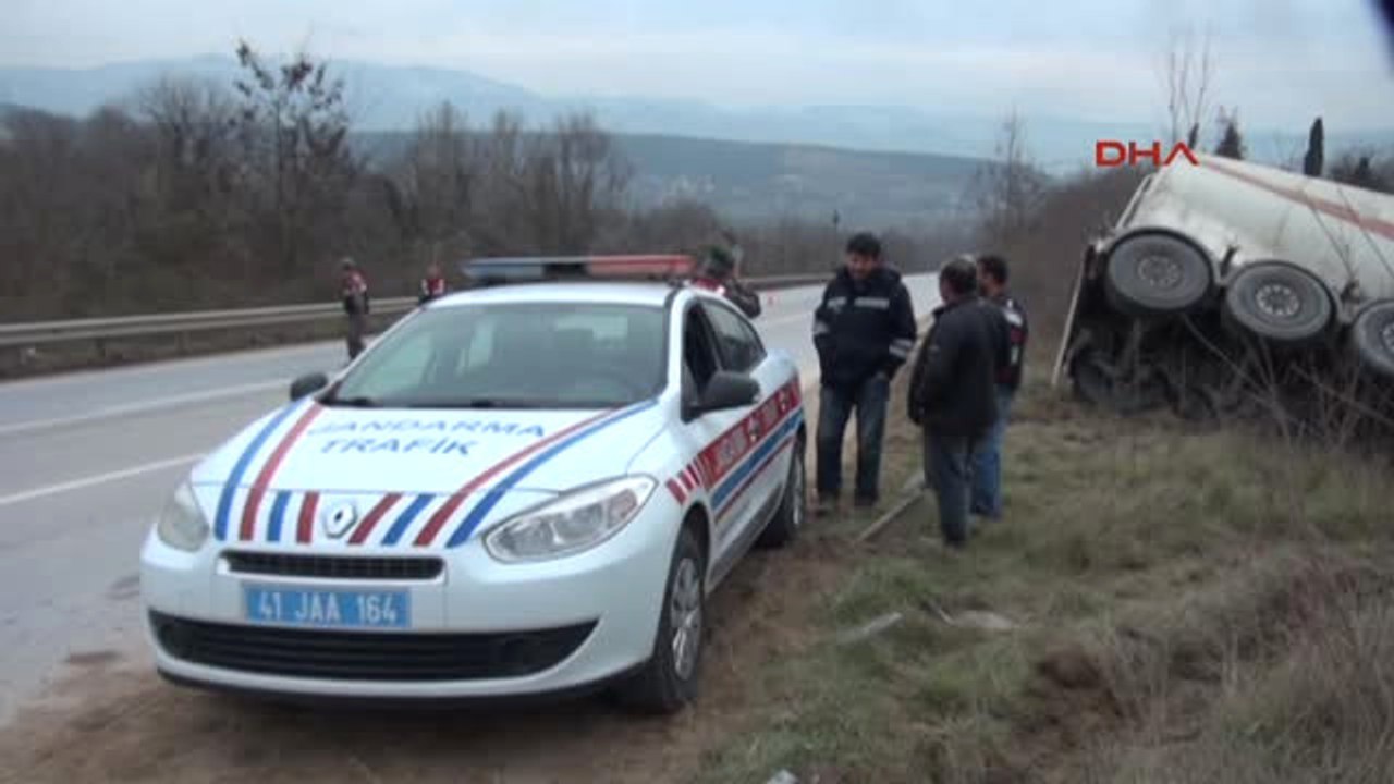 Kocaeli Önüne Çıkan Araca Çarpmamak İçin Direksiyonu Kırınca Kaza Yaptı